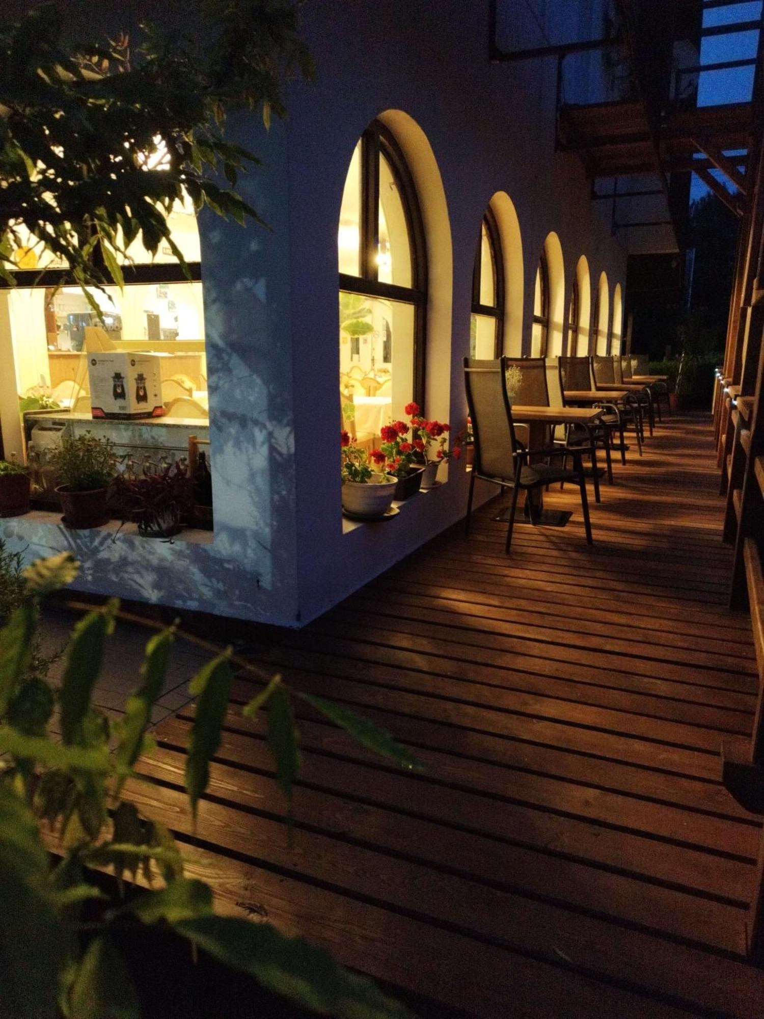 Margareta Etterem Es Vendeghaz Gasthaus Балатонберень Экстерьер фото