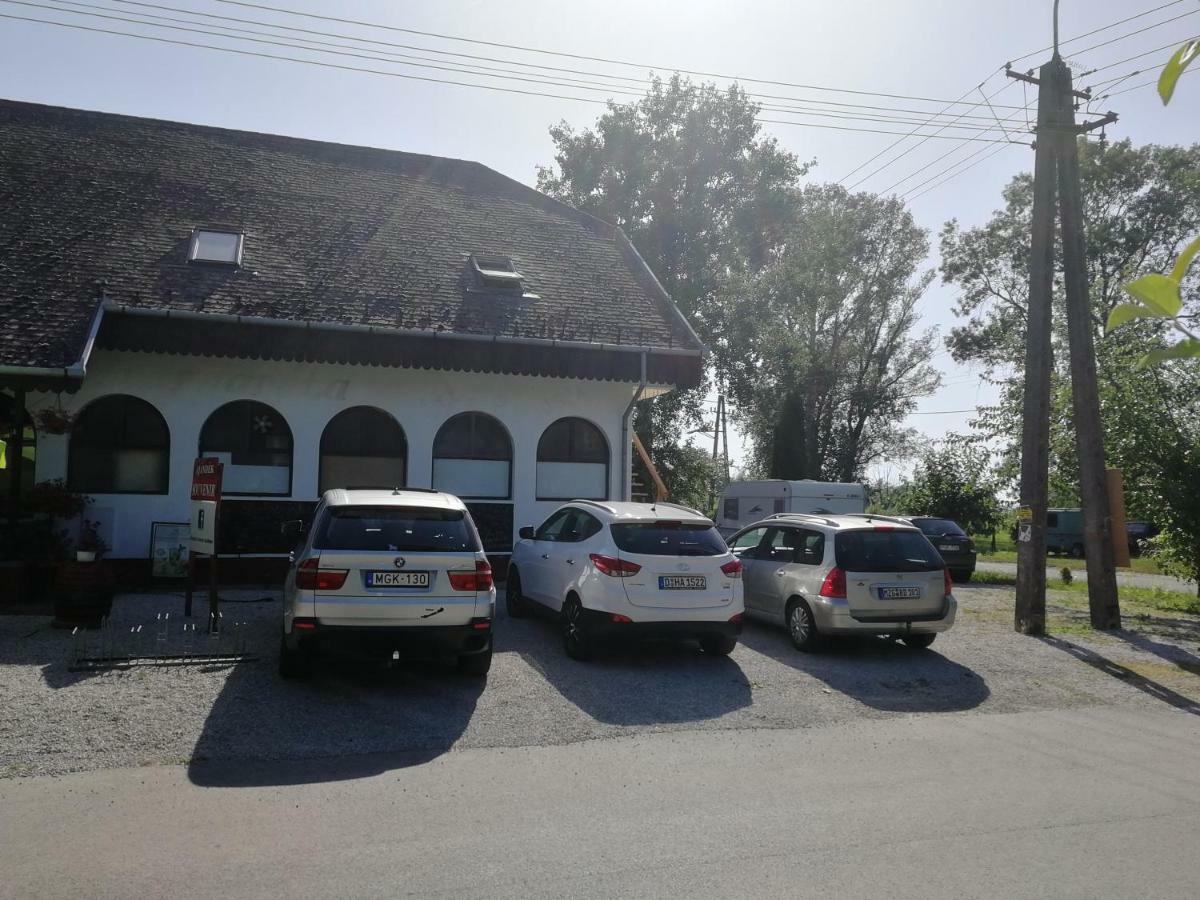 Margareta Etterem Es Vendeghaz Gasthaus Балатонберень Экстерьер фото
