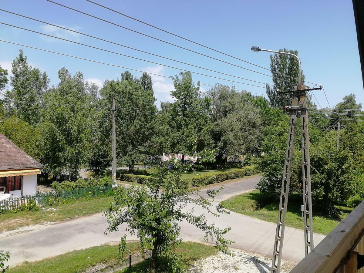 Margareta Etterem Es Vendeghaz Gasthaus Балатонберень Экстерьер фото