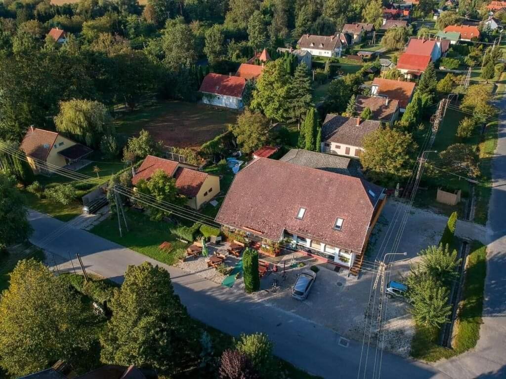 Margareta Etterem Es Vendeghaz Gasthaus Балатонберень Экстерьер фото